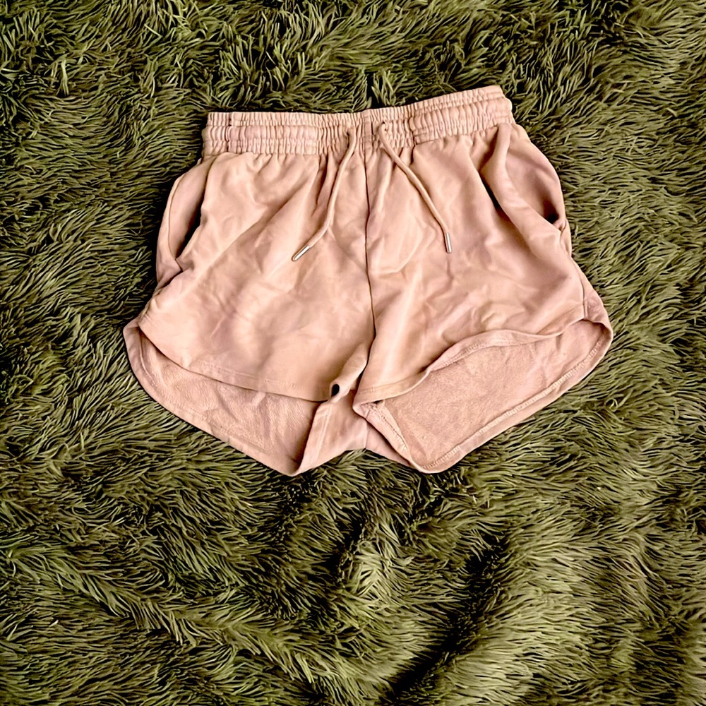 Beige shorts w/ pockets